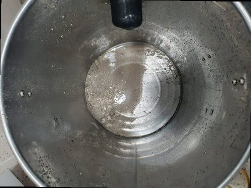 중원구 은행2동 하수구막힘 욕실 배수구 주변에 물이 고인 상태