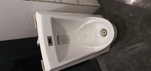 중원구 하수구막힘 배관 점검 장비를 확인하는 작업 모습