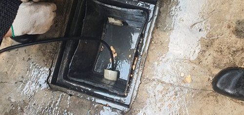 중원구 하수구막힘 세척 뒤 물 흐름과 배수구 주변 상태를 확인하는 모습